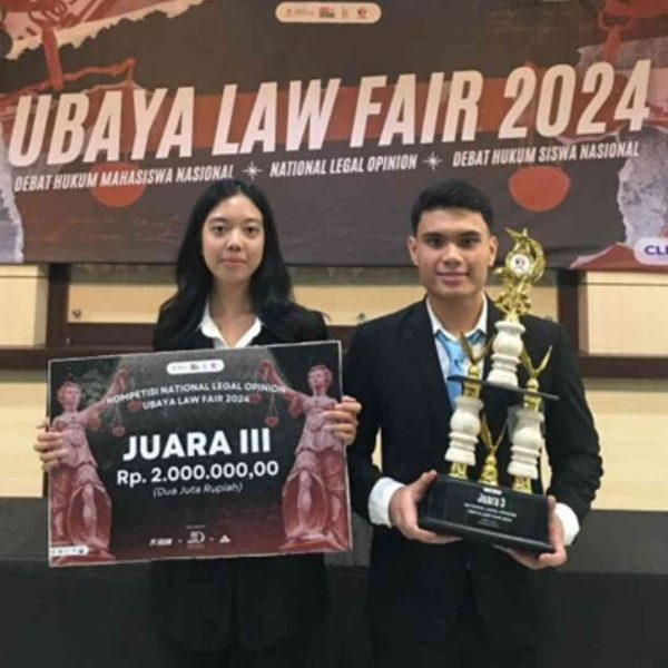 Delegasi FH UPH Raih Juara Tiga dalam National Legal Opinion Ubaya Law Fair 2024