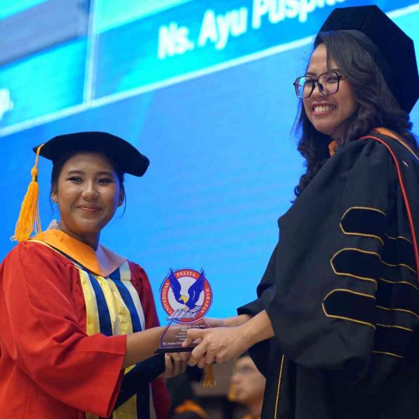 Wisuda Fakultas Keperawatan UPH Lantik 236 Winisuda Siap Berkontribusi di Dunia Medis