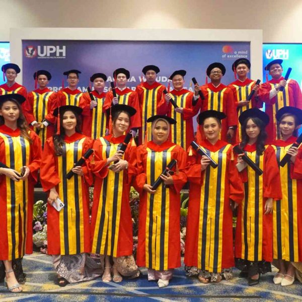 UPH Kampus Surabaya Gelar Wisuda Bertema “A Mind of Excellence”