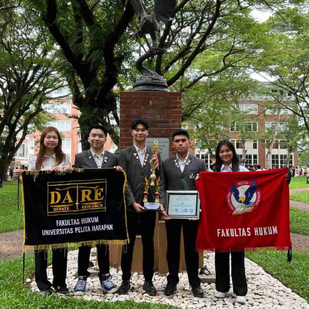 Tim FH UPH Raih Juara Debat Nasional, Ukir Prestasi di Merak Hafara Law Fair 2024